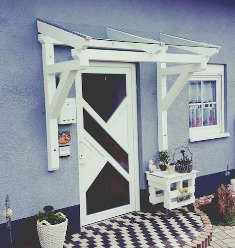 Vordach aus Holz mit Glas weiß lackiert