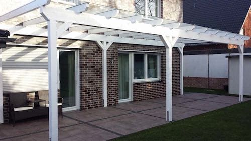 Terrassenüberdachung aus Holz weiß lackiert